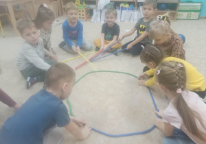 Dzieci układają koło z kolorowych lin