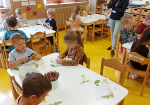 Dzieci pracują przy stolikach