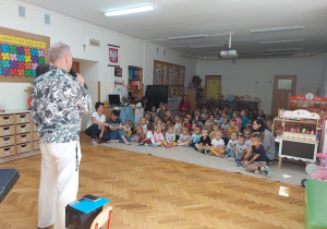 Przedszkolaki uczestniczą w audycji muzycznej